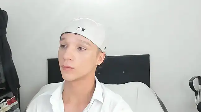 Snapshot of angelcortes chatting on December 24, 10:55 am angelcortes online show from December 24, 10:55 am