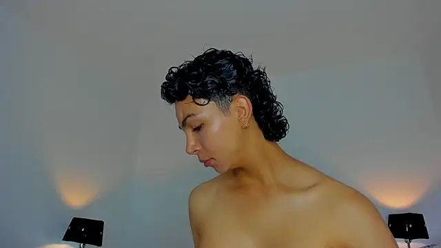 xhenisa  online show from November 26, 9:05 pm