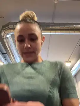 Snapshot of petrouchkaaa_ chatting on March 13, 9:32 am petrouchkaaa online show from March 13, 9:32 am
