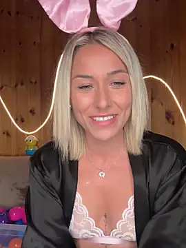 Snapshot of petrouchkaaa_ chatting on April 6, 7:26 pm petrouchkaaa online show from April 6, 7:26 pm