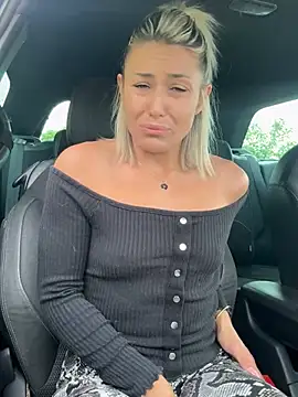 Snapshot of petrouchkaaa_ chatting on April 12, 8:30 am petrouchkaaa online show from April 12, 8:30 am