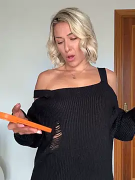 Snapshot of petrouchkaaa_ chatting on April 14, 8:31 am petrouchkaaa online show from April 14, 8:31 am