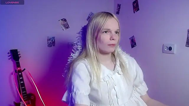 Snapshot of Emily_Nyaffee chatting on March 27, 1:44 pm Emily Nyaffee online show from March 27, 1:44 pm