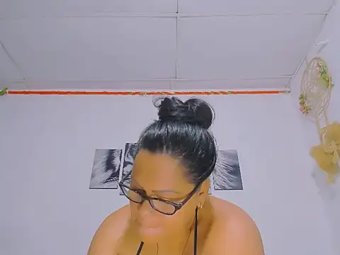 Snapshot of Alhelqueen chatting on February 9, 8:40 am Alhelqueen online show from February 9, 8:40 am