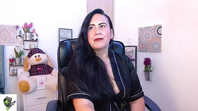 Snapshot of amalia_brunette chatting on December 5, 11:07 pm amalia brunette online show from December 5, 11:07 pm