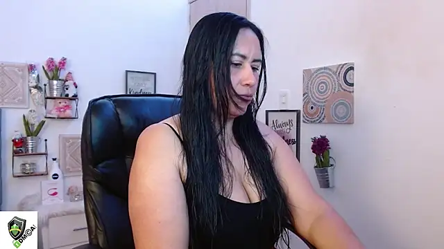 Snapshot of amalia_brunette chatting on January 3, 11:01 pm amalia brunette online show from January 3, 11:01 pm