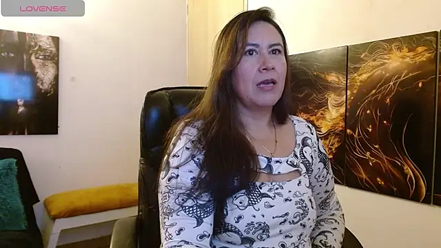 Snapshot of amalia_brunette chatting on December 19, 10:39 pm amalia brunette online show from December 19, 10:39 pm