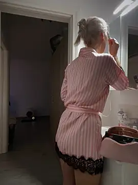 Ella Charm online show from October 31, 4:52 pm