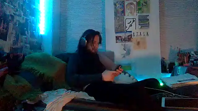 Snapshot of DownstairsSky chatting on December 24, 6:33 am DownstairsSky online show from December 24, 6:33 am