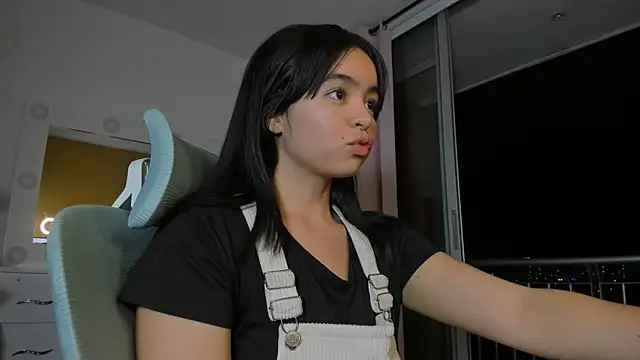 Snapshot of Olivia_xd_ chatting on December 8, 1:02 am Olivia xd online show from December 8, 1:02 am