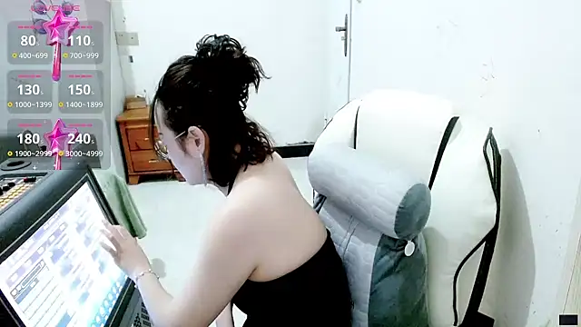 Snapshot of -orange_ chatting on March 18, 2:47 am -orange online show from March 18, 2:47 am