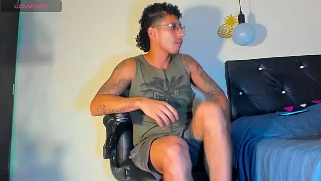 Snapshot of FuckHardlove chatting on December 29, 12:30 am FuckHardlove online show from December 29, 12:30 am