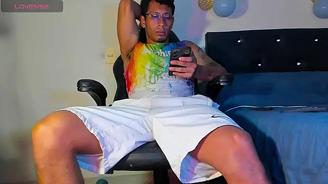 Snapshot of FuckHardlove chatting on January 16, 9:40 pm FuckHardlove online show from January 16, 9:40 pm