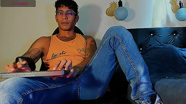 Snapshot of FuckHardlove chatting on February 27, 7:15 pm FuckHardlove online show from February 27, 7:15 pm