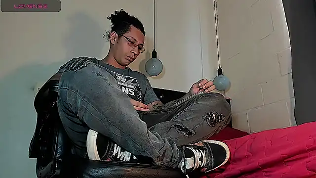 Snapshot of FuckHardlove chatting on September 23, 6:44 pm FuckHardlove online show from September 23, 6:44 pm