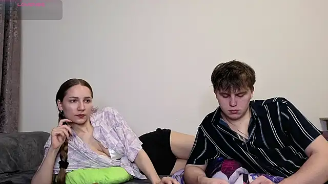 Emily and Ilumi online show from December 4, 5:43 pm