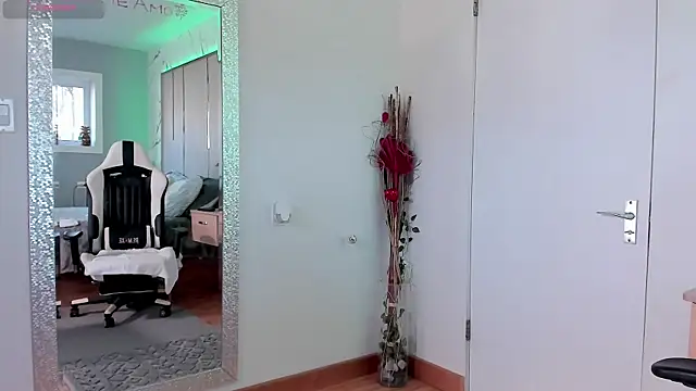 Snapshot of Jadeh_Williams02 chatting on March 9, 9:36 pm Jadeh Williams02 online show from March 9, 9:36 pm