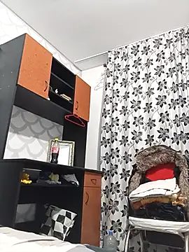 Snapshot of florin421 chatting on February 21, 10:27 am florin421 online show from February 21, 10:27 am