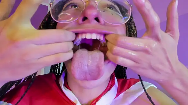 Cloe Leee online show from December 28, 4:41 am