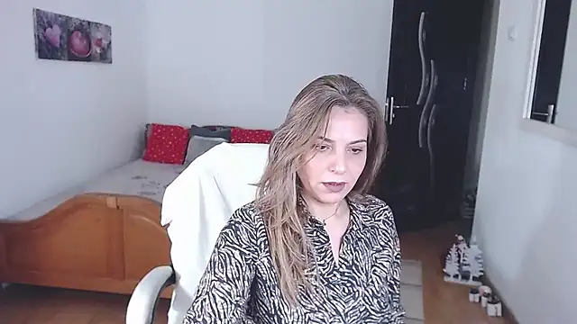 Snapshot of evamaria2024 chatting on December 4, 9:40 am evamaria2024 online show from December 4, 9:40 am