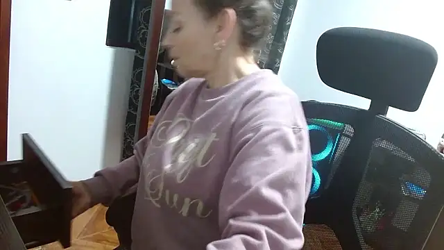 Snapshot of asleycavta chatting on January 17, 10:24 pm asleycavta online show from January 17, 10:24 pm