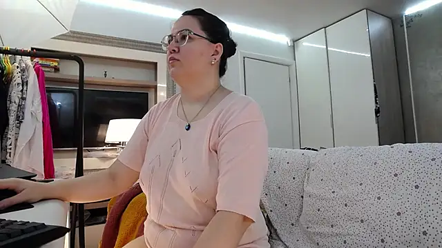 Snapshot of ILoveToFeelU chatting on June 22, 2:02 am ILoveToFeelU online show from June 22, 2:02 am