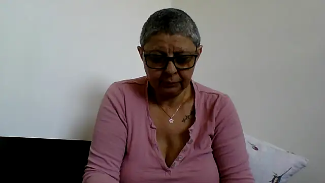 roseblak42 online show from April 16, 12:06 pm