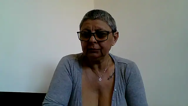 roseblak42 online show from April 19, 4:06 pm