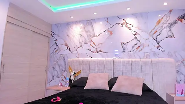 Snapshot of kiana_cream chatting on November 5, 6:19 pm kiana cream online show from November 5, 6:19 pm