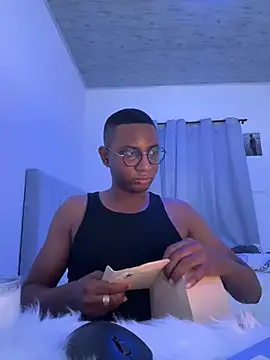 Snapshot of Arwens_bell08 chatting on February 6, 12:33 am Arwens bell08 online show from February 6, 12:33 am