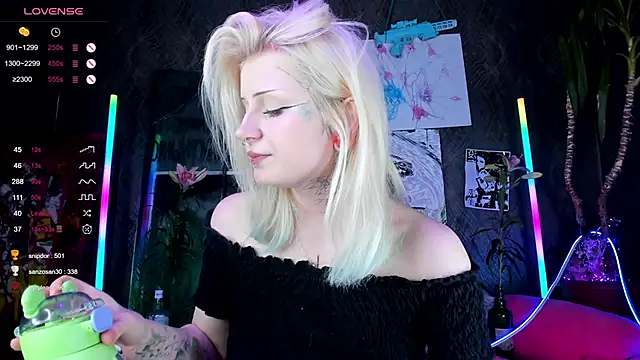 Snapshot of little_grinch666 chatting on March 3, 11:03 pm little grinch666 online show from March 3, 11:03 pm