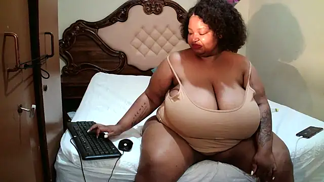 Snapshot of HOTBIGMELONSxx chatting on October 16, 6:53 pm HOTBIGMELONSxx online show from October 16, 6:53 pm