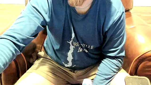 Snapshot of OttersWaters2K chatting on March 2, 1:51 pm OttersWaters2K online show from March 2, 1:51 pm