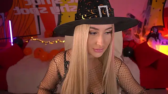 Snapshot of LiaBrazzerr chatting on October 31, 2:18 pm LiaBrazzerr online show from October 31, 2:18 pm