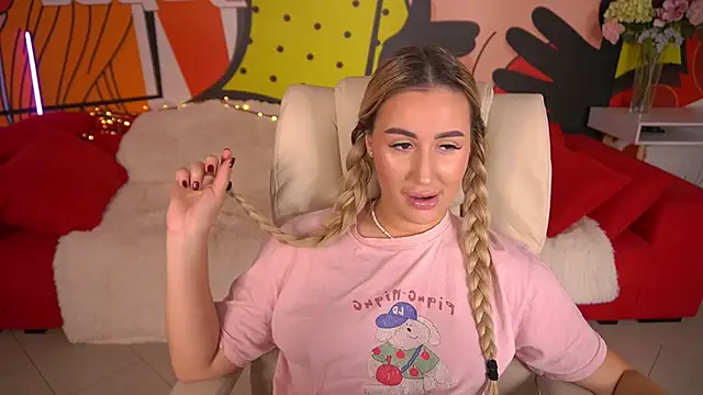 Snapshot of LiaBrazzerr chatting on November 8, 10:15 am LiaBrazzerr online show from November 8, 10:15 am