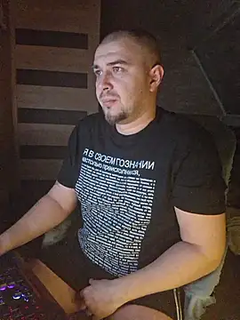 Snapshot of Foxyshaved chatting on January 13, 5:35 am Foxyshaved online show from January 13, 5:35 am