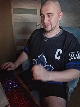 Snapshot of Foxyshaved chatting on February 3, 6:40 am Foxyshaved online show from February 3, 6:40 am