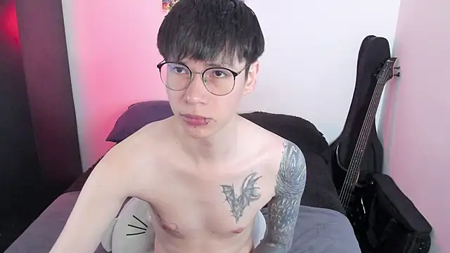 Snapshot of Aventure_Twinks chatting on June 12, 8:30 pm Aventure Twinks online show from June 12, 8:30 pm