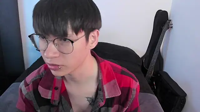 Snapshot of Aventure_Twinks chatting on June 25, 5:12 am Aventure Twinks online show from June 25, 5:12 am