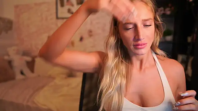 Nicolette  Shea  online show from November 27, 9:11 am