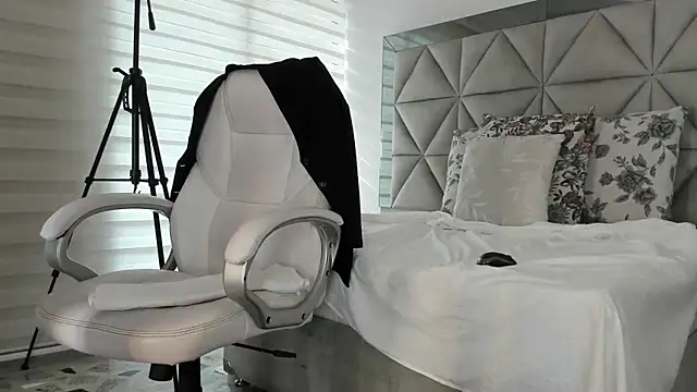 nina pons online show from October 31, 9:27 pm