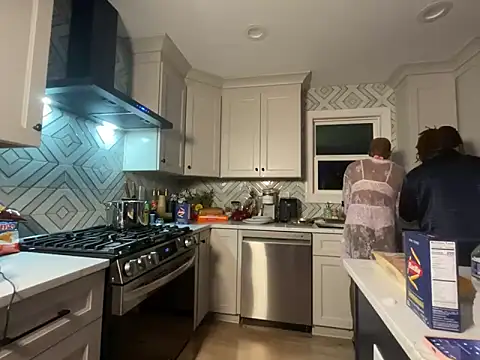 VixenCapri online show from April 12, 3:00 am