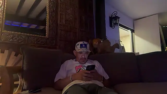 Snapshot of RoodoggXL chatting on December 17, 3:12 am RoodoggXL online show from December 17, 3:12 am