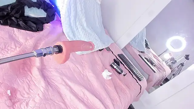 Snapshot of Hilary_Smile_ chatting on February 1, 11:06 pm Hilary Smile online show from February 1, 11:06 pm