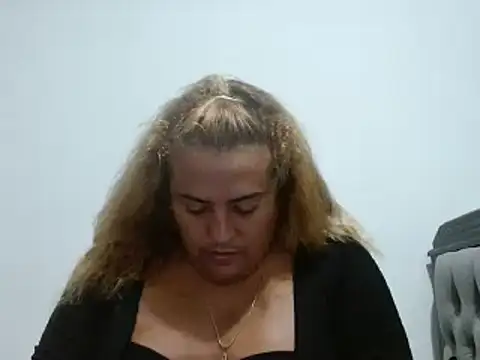 Snapshot of KIARAMARSHALLWELLZ chatting on February 2, 2:38 am KIARAMARSHALLWELLZ online show from February 2, 2:38 am