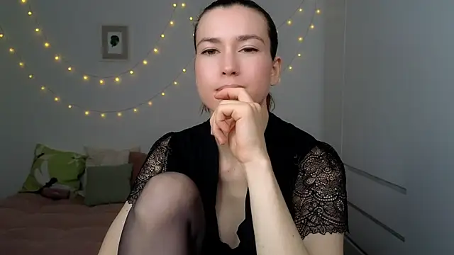 Snapshot of AliciaNewell chatting on July 4, 4:18 am AliciaNewell online show from July 4, 4:18 am