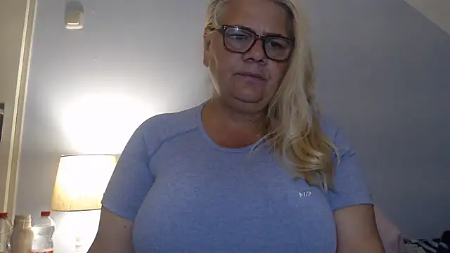 Snapshot of hotladymoon chatting on July 27, 7:10 pm hotladymoon online show from July 27, 7:10 pm