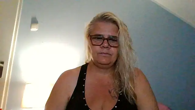 Snapshot of hotladymoon chatting on July 28, 8:52 pm hotladymoon online show from July 28, 8:52 pm