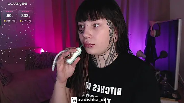 Snapshot of tradishka chatting on November 18, 5:45 am tradishka online show from November 18, 5:45 am