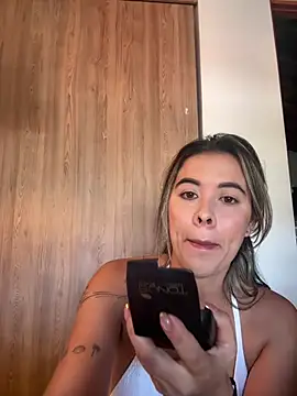 Snapshot of Emilia_Bakerr chatting on July 17, 7:52 pm Emilia Bakerr online show from July 17, 7:52 pm